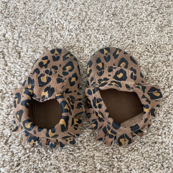 Baby girl toddler cheetah neutral leopard moccasins shoes - Picture 3 of 10